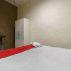 Отель RedDoorz near RS Adam Malik Medan 2, фото 13