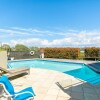 Отель Sunny Poolside Studio in Meadowbank, фото 10