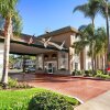 Отель Ramada Inn And Suites Costa Mesa/Newport Beach в Косте Мезе