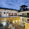 Отель Lijiang Gemmer Hotel, фото 1