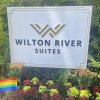 Отель Wilton River Suites (Adults Only) в Уилтон-Мейнорсе