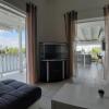 Отель Appartement cosy avec jacuzzi à la marina в Ле-Гозье