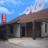 Отель OYO 572 Omah Gedongkuning Syariah Homestay, фото 1