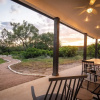 Отель Juniper Woods Farmhouse 4 Bedroom Home, фото 16