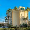 Отель La Quinta Inn & Suites West Palm Beach Airport в Уэст-Палм-Биче