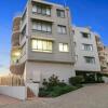 Отель Deepwater Cove Unit 1, 68 Lower Gay Tce Bulcock Beach, фото 2