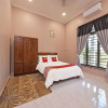 Отель OYO Home 90448 Nurbayu Guest House, фото 34