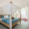 Отель Villa Bronte Beachside Living in the Heart of Canggu Sleeps 4 pax Light and Bright Beautiful Modern , фото 12