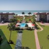 Отель Sandalfoot Beachfront Condominium, фото 4