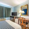 Отель Econo Lodge Inn & Suites Airport, фото 19