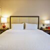 Отель Hampton Inn & Suites, фото 8
