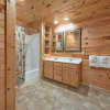 Отель Cozy Bear Lodge 3 Bedroom Home with Hot Tub, фото 2