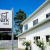 Отель The Park Motel, фото 1