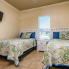 Отель Keywester - Beachfront! Pet Friendly! Sit On The Back Deck And Listen To The Waves Crash. 4 Bedroom , фото 5