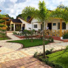Отель Villa de Colores By Hospedify- 3 villas para 36 personas con Piscina, Cancha, Jacuzzi, y Gazebo, фото 1