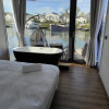 Отель Un moment suspendu pour couple Houseboat trampoline sur l eau, фото 2