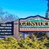Отель Gunstock & Lakes Region Year Round Chalet в Гилфорде