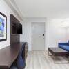 Отель Holiday Inn Express & Suites Mississauga-Toronto Southwest, an IHG Hotel, фото 6