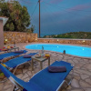 Отель Loggos Seaview Cottage with Pool by Konnect, фото 33