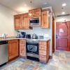 Отель K B M Resorts- Cbi-307 Upgraded 1bd, Wood Fireplace, Full Kitchen, Wifi, Walk to Slopes!, фото 4