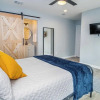 Отель Spacious Delightful 4 BR/ 3 BA Close to Downtown, фото 5