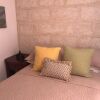 Отель Stones Throw From The Beach в Хоултауне