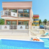 Отель Modern Villa with Private Pool & Hot Tub near Center & Beach, фото 1