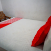 Отель OYO 93069 Penginapan Sumber Rizki, фото 19