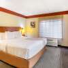 Отель La Quinta Inn & Suites by Wyndham Raleigh Cary, фото 36