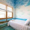 Отель The High Tide Studio #6 Studio Bedroom Hotel Room by Redawning, фото 3