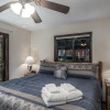 Отель Gray Wolf Lodge, 4 Bedrooms, Hot Tub, Mountain View, Pool Table, Sleeps 9, фото 4