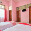 Отель OYO 2061 Rizki Dhira Guest House Syariah, фото 24