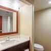 Отель Comfort Suites Airport, фото 42