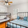 Отель Charmer Close To Dt Austin- Large 4bd/3ba + Hottub 4 Bedroom Home, фото 4