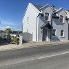 Отель Beautiful, Central 3-bed House in Co Clare в Милтаун-Малбее