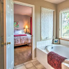 Отель Stunning Townhome Near Upper Klamath Lake!, фото 9