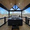 Отель Vacana Creekside Black Woods Creek, Loft Area, Games, Hot Tub, Fire Pit, Pet Friendly, фото 1