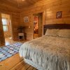 Отель Deluxe log Cabin! Pet and Motorcycle Friendly - Enjoy Nature With Family and Friends! 3 Bedroom Cabi, фото 4