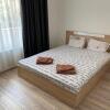 Отель Modern 1BR Apart with Cinema Couch 65 inch TV & Free Street parking, фото 2