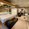Отель Sybaris Pool Suites Mequon в Меквоне