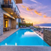 Отель Newly Modern House w/ urban landscape of Kelowna!！, фото 1