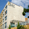 Отель The Ray Hotel & Studios, фото 1