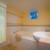 Отель Osprey Holiday Village Unit 110 - Wake Up To the Birds in Your 4 Poster Bed with a View, фото 8