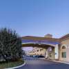 Отель Days Inn & Suites by Wyndham Cherry Hill - Philadelphia в Черри-Хилле