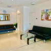 Отель 3 Bedrooms, 3 Baths, Spacious Lounge, Full Kitchen, Garden, Ground Floor, Free Parking, фото 5