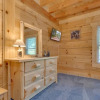 Отель Lone Wolf Lodge - Three Bedroom Cabin, фото 7
