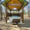 Отель Chic Forest Hideaway in Broken Bow w/ Hot Tub, фото 1