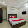 Отель Crown Palace by OYO Rooms, фото 2