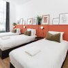 Отель Air Host and Stay Tobacco Wharf Amazing loft style apartment sleeps 5 minutes from city centre, фото 2