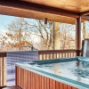 Отель Pine Needle by Avantstay Log Cabin w/ Gorgeous Views, Hot Tub, Patio & Pool Table!, фото 12